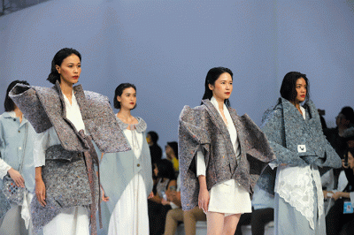 Model tampil memperagakan busana koleksi dari Dewi's Luxe Market dalam acara Jakarta Fashion Week atau JFW 2023 di Pondok Indah Mall.