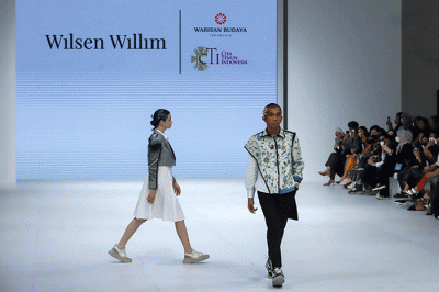 Model tampil memperagakan busana koleksi dari Dewi's Luxe Market dalam acara Jakarta Fashion Week atau JFW 2023 di Pondok Indah Mall.