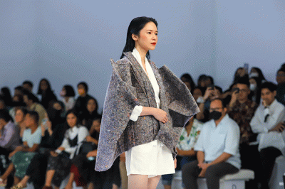 Model tampil memperagakan busana koleksi dari Dewi's Luxe Market dalam acara Jakarta Fashion Week atau JFW 2023 di Pondok Indah Mall.