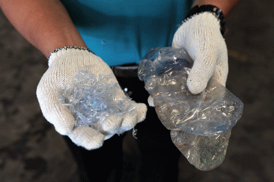 Pekerja Beraktifitas di pabrik pengolahan limbah plastik Tridi Oasis di kawasan Tangerang, Selasa (25/10/2022).