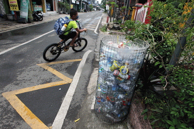 Pekerja Beraktifitas di pabrik pengolahan limbah plastik Tridi Oasis di kawasan Tangerang, Selasa (25/10/2022).
