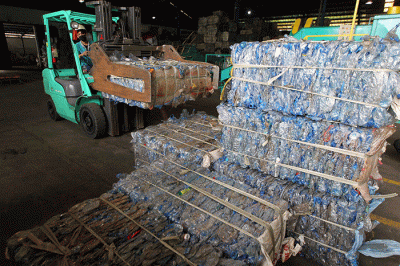 Pekerja Beraktifitas di pabrik pengolahan limbah plastik Tridi Oasis di kawasan Tangerang, Selasa (25/10/2022).
