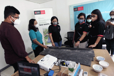 Pekerja Beraktifitas di pabrik pengolahan limbah plastik Tridi Oasis di kawasan Tangerang, Selasa (25/10/2022).