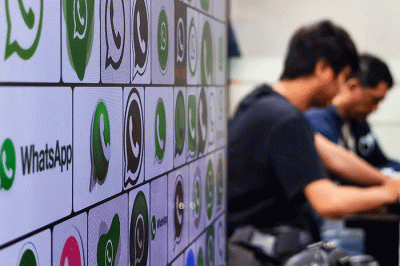 Aplikasi WhatsApp sempat down secara tiba-tiba. Pedagang online pun kalang kabut, karena transaksi dan percakapan dilakukan melalui WhatsApp.