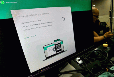 Aplikasi WhatsApp sempat down secara tiba-tiba. Pedagang online pun kalang kabut, karena transaksi dan percakapan dilakukan melalui WhatsApp.