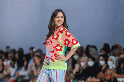 Model tampil memperagakan busana koleksi dari Fashionlink: dalam gelaran Jakarta Fashion Week atau JFW 2023 di Pondok Indah Mall (PIM) 3.