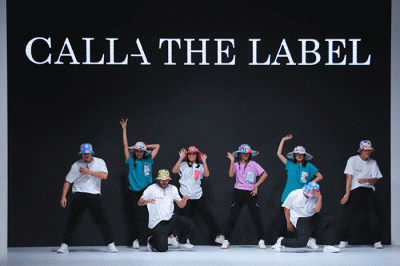 Model tampil memperagakan busana koleksi dari Fashionlink: dalam gelaran Jakarta Fashion Week atau JFW 2023 di Pondok Indah Mall (PIM) 3.