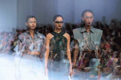 Model tampil memperagakan busana koleksi dari Fashionlink: dalam gelaran Jakarta Fashion Week atau JFW 2023 di Pondok Indah Mall (PIM) 3.