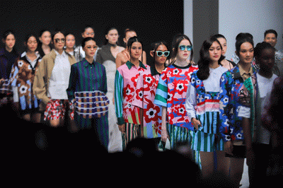 Model tampil memperagakan busana koleksi dari Fashionlink: dalam gelaran Jakarta Fashion Week atau JFW 2023 di Pondok Indah Mall (PIM) 3.