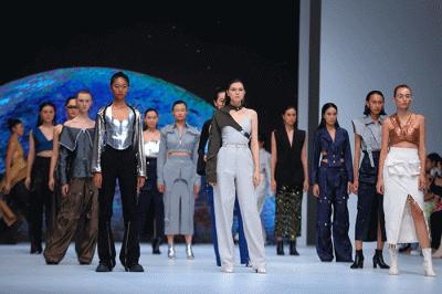 Model tampil memperagakan busana koleksi dari Fashionlink: dalam gelaran Jakarta Fashion Week atau JFW 2023 di Pondok Indah Mall (PIM) 3.