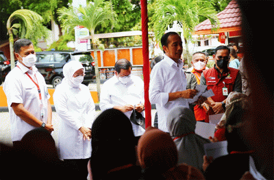 Presiden Joko Widodo menyerahkan sejumlah bantuan sosial kepada para penerima manfaat di Kantor Pos Cabang Balikpapan, Kota Balikpapan.