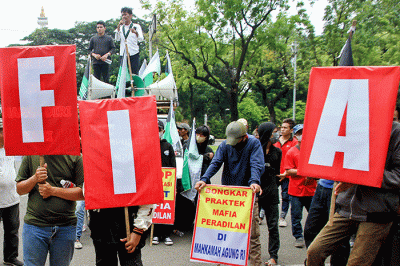 Massa dari Bakornas LKBHMI PB Himpunan Mahasiswa Islam (HMI) melakukan aksi unjuk rasa di depan Gedung Mahkamah Agung (MA), Selasa (25/10/2022).