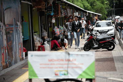 Para pedagang saat menunggu pembeli di pasar hewan Barito, Kebayoran Lama, Jakarta, Selasa (25/10/2022).
