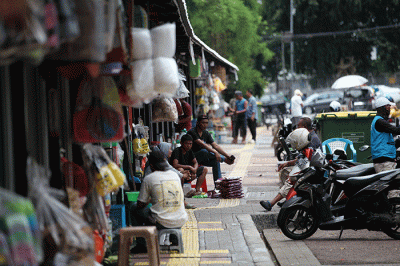 Para pedagang saat menunggu pembeli di pasar hewan Barito, Kebayoran Lama, Jakarta, Selasa (25/10/2022).
