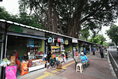 Para pedagang saat menunggu pembeli di pasar hewan Barito, Kebayoran Lama, Jakarta, Selasa (25/10/2022).