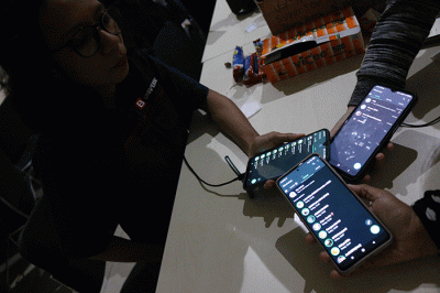Pengguna WhatsApp menunjukan selulernya saat tidak berfungsinya WhatsAppnya di Jakarta, Selasa (25/10/2022).