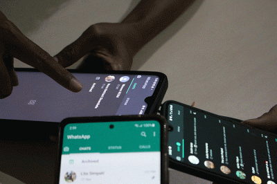 Pengguna WhatsApp menunjukan selulernya saat tidak berfungsinya WhatsAppnya di Jakarta, Selasa (25/10/2022).