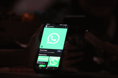Pengguna WhatsApp menunjukan selulernya saat tidak berfungsinya WhatsAppnya di Jakarta, Selasa (25/10/2022).