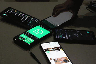 Pengguna WhatsApp menunjukan selulernya saat tidak berfungsinya WhatsAppnya di Jakarta, Selasa (25/10/2022).