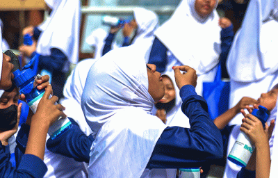Puluhan pelajar putri SMPN 19 makan pagi bersama dan minum tablet tambah darah pada peluncuran Gerakan Nasional Aksi Bergizi di Sekolah, Rabu (26/10/2022).
