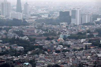 Permukiman warga dan gedung bertingkat terlihat dari ketinggian di kawasan Jakarta Pusat, Rabu (26/10/2022).