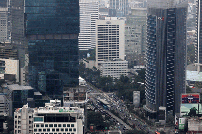 Permukiman warga dan gedung bertingkat terlihat dari ketinggian di kawasan Jakarta Pusat, Rabu (26/10/2022).