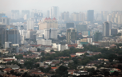 Permukiman warga dan gedung bertingkat terlihat dari ketinggian di kawasan Jakarta Pusat, Rabu (26/10/2022).
