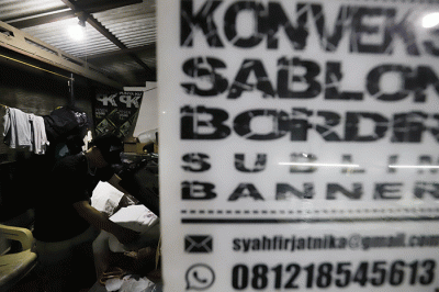 Pekerja sedang menyelesaikan penyablonan teknik digital di kawasan Pondok Gede, Kota Bekasi, Jawa Barat, Rabu (26/10/2022).