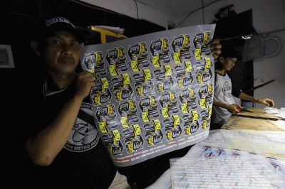 Pekerja sedang menyelesaikan penyablonan teknik digital di kawasan Pondok Gede, Kota Bekasi, Jawa Barat, Rabu (26/10/2022).