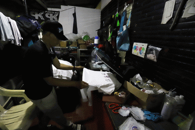 Pekerja sedang menyelesaikan penyablonan teknik digital di kawasan Pondok Gede, Kota Bekasi, Jawa Barat, Rabu (26/10/2022).