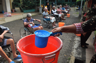 Sejumlah karyawan membasuh kaki 25 orang tua lanjut usia (lansia) atau biasa disebut Oma Opa di halaman Panti Werda Pengayoman, Semarang.