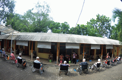 Sejumlah karyawan membasuh kaki 25 orang tua lanjut usia (lansia) atau biasa disebut Oma Opa di halaman Panti Werda Pengayoman, Semarang.
