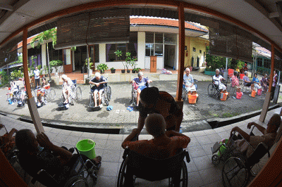 Sejumlah karyawan membasuh kaki 25 orang tua lanjut usia (lansia) atau biasa disebut Oma Opa di halaman Panti Werda Pengayoman, Semarang.