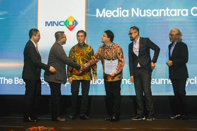 Direktur Utama PT Media Nusantara Citra Tbk Noersing (kedua kanan) saat menerima penghargaan CSA Awards 2022 di Menara 165, Cilandak.