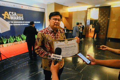 Direktur Utama PT Media Nusantara Citra Tbk Noersing (kedua kanan) saat menerima penghargaan CSA Awards 2022 di Menara 165, Cilandak.