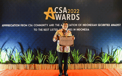 Direktur Utama PT Media Nusantara Citra Tbk Noersing (kedua kanan) saat menerima penghargaan CSA Awards 2022 di Menara 165, Cilandak.