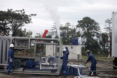 Pekerja beraktivitas saat pelaksanaan injeksi CO2 dengan metode Huff & Puff di lokasi Sumur JTB-161 Lapangan Jatibarang, Indramayu, Jawa Barat.
