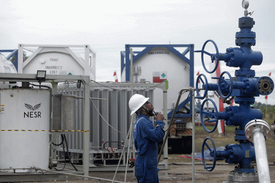 Pekerja beraktivitas saat pelaksanaan injeksi CO2 dengan metode Huff & Puff di lokasi Sumur JTB-161 Lapangan Jatibarang, Indramayu, Jawa Barat.