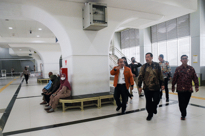 Ketua Ombudsman RI Mokhammad Najih naik LRT dari Stasiun Demang saat melakukan peninjau, Kamis (27/10/2022).
