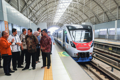 Ketua Ombudsman RI Mokhammad Najih naik LRT dari Stasiun Demang saat melakukan peninjau, Kamis (27/10/2022).