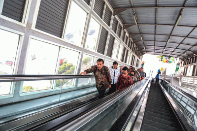 Ketua Ombudsman RI Mokhammad Najih naik LRT dari Stasiun Demang saat melakukan peninjau, Kamis (27/10/2022).