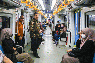 Ketua Ombudsman RI Mokhammad Najih naik LRT dari Stasiun Demang saat melakukan peninjau, Kamis (27/10/2022).