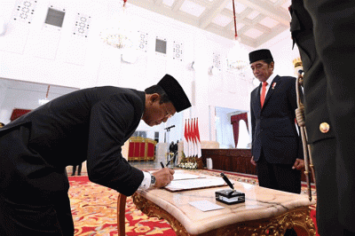 Presiden Joko Widodo menyaksikan pengucapan janji Johanis Tanak sebagai wakil ketua merangkap anggota pimpinan Komisi Pemberantasan Korupsi (KPK).