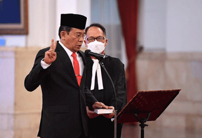 Presiden Joko Widodo menyaksikan pengucapan janji Johanis Tanak sebagai wakil ketua merangkap anggota pimpinan Komisi Pemberantasan Korupsi (KPK).