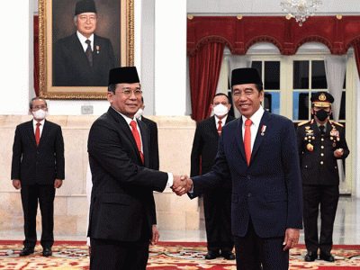 Presiden Joko Widodo menyaksikan pengucapan janji Johanis Tanak sebagai wakil ketua merangkap anggota pimpinan Komisi Pemberantasan Korupsi (KPK).