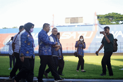 Menteri Perdagangan (Mendag) Zulkifli Hasan menyempatkan diri mendatangi stadion Kanjuruhan, Malang, Jawa Timur, Jumat (28/10/2022).