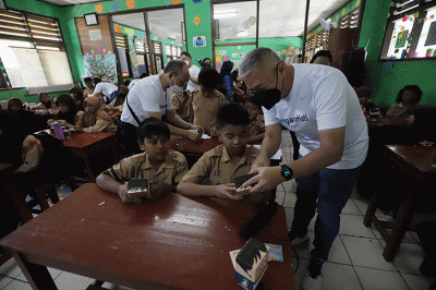 Direktur Risiko PermataBank Setiatno Budiman (kanan) saat acara program CERITA (Cinta dan Edukasi daRI kiTA) di SD Jati Asih XI, Kota Bekasi.