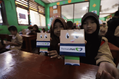 Direktur Risiko PermataBank Setiatno Budiman (kanan) saat acara program CERITA (Cinta dan Edukasi daRI kiTA) di SD Jati Asih XI, Kota Bekasi.