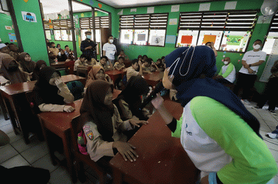 Direktur Risiko PermataBank Setiatno Budiman (kanan) saat acara program CERITA (Cinta dan Edukasi daRI kiTA) di SD Jati Asih XI, Kota Bekasi.