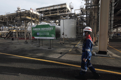 Pekerja PT Kilang Pertamina Internasional (KPI) beraktivitas di kawasan Pertamina Refinery Unit (RU) IV Cilacap, Jawa Tengah, Kamis (27/10/2022).
